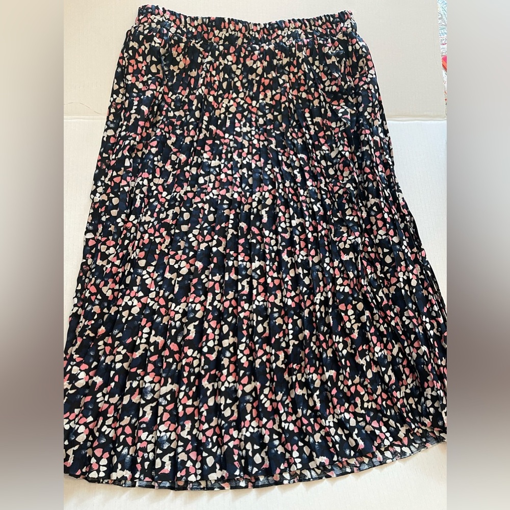 Beautiful pleated skirt - knee length